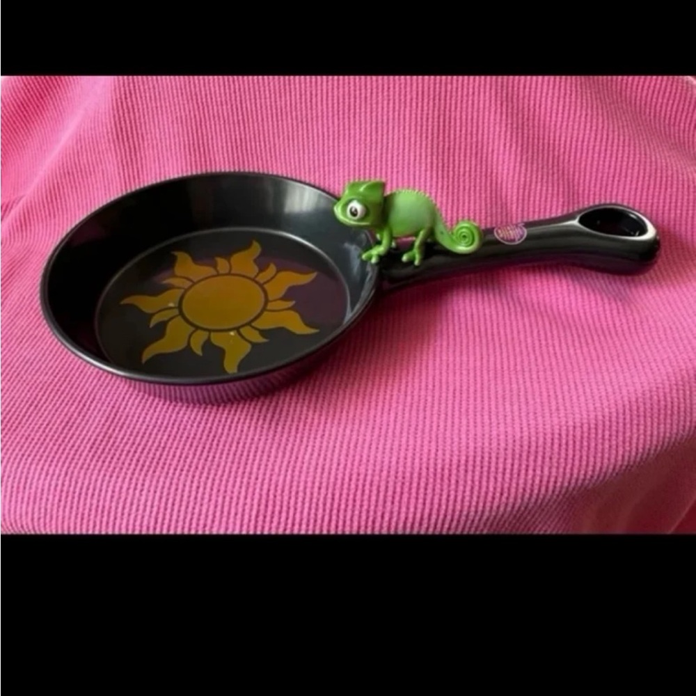 Disney Tangled Toy Frying Pan w Pascal Lizard  Rapunzel , sizzling sounds works!